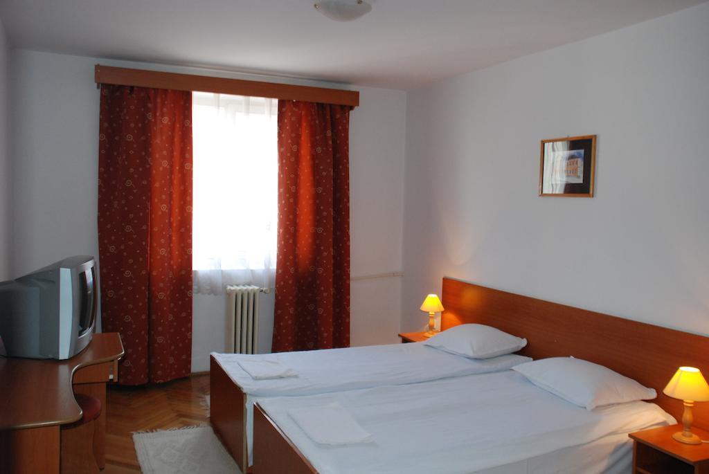 Hotel Merkur Меркуря-Чук Экстерьер фото