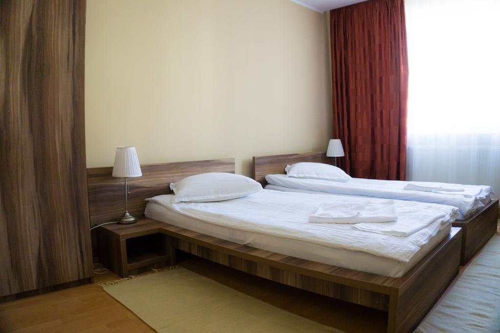 Hotel Merkur Меркуря-Чук Экстерьер фото