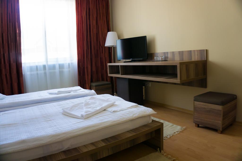 Hotel Merkur Меркуря-Чук Экстерьер фото