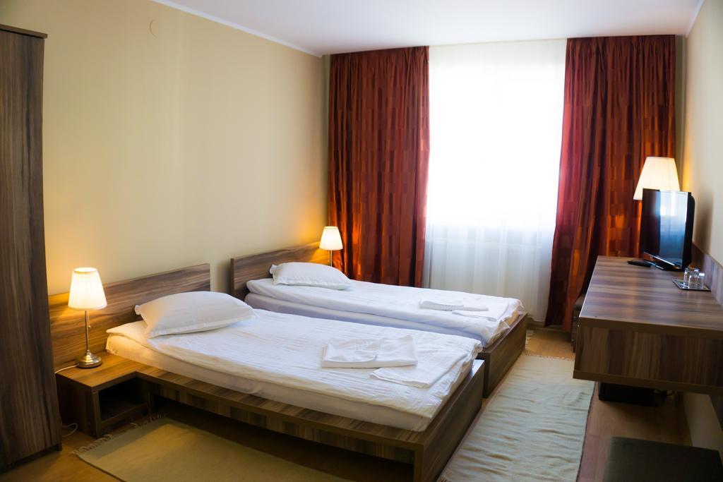 Hotel Merkur Меркуря-Чук Экстерьер фото