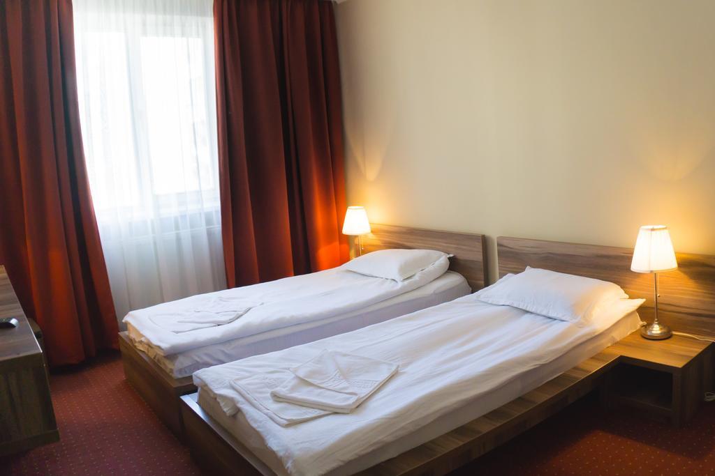 Hotel Merkur Меркуря-Чук Экстерьер фото